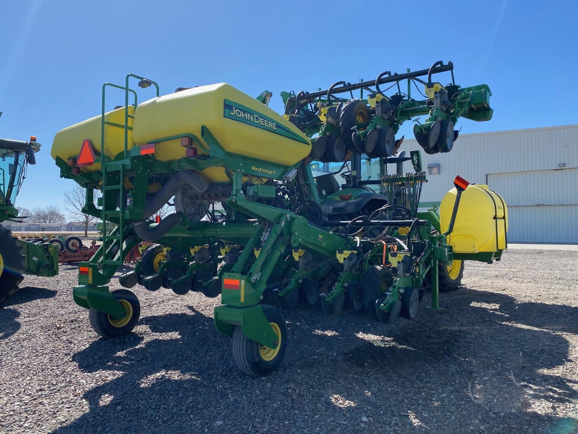 2016 John Deere 1725 — stock ATE-0038 — photograph 1